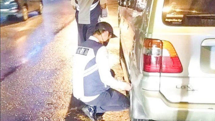 Ban mobil digembosi karena parkir sembarangan