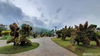 Batu Love Garden dikemas indoor dan outdoor. Untuk wahana indoor, bunga yang disajikan merupakan replika bunga. Sedangkan untuk wahana outdoor dipenuhi oleh tanaman bunga ditampilkan dalam beragam bentuk. Bunga beragam jenis itu ditanam di dalam pot. Pot itu lalu di letakkan dan di tata di dalam kerangka yang sudah dibuat dalam beragam bentuk. (Muhammad Aminudin/detikTravel)