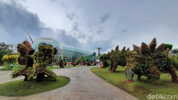 Batu Love Garden dikemas indoor dan outdoor. Untuk wahana indoor, bunga yang disajikan merupakan replika bunga. Sedangkan untuk wahana outdoor dipenuhi oleh tanaman bunga ditampilkan dalam beragam bentuk. Bunga beragam jenis itu ditanam di dalam pot. Pot itu lalu di letakkan dan di tata di dalam kerangka yang sudah dibuat dalam beragam bentuk. (Muhammad Aminudin/detikTravel) Batu Love Garden dikemas indoor dan outdoor. Untuk wahana indoor, bunga yang disajikan merupakan replika bunga. Sedangkan untuk wahana outdoor dipenuhi oleh tanaman bunga ditampilkan dalam beragam bentuk. Bunga beragam jenis itu ditanam di dalam pot. Pot itu lalu di letakkan dan di tata di dalam kerangka yang sudah dibuat dalam beragam bentuk. (Muhammad Aminudin/detikTravel)