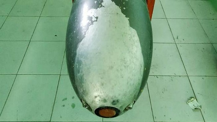 Sebuah benda asing mirip rudal dan terpasang kamera ditemukan oleh seorang nelayan, Saeruddin (60), di laut Kepulauan Selayar, Sulawesi Selatan. Benda itu kini sudah diamankan pihak TNI.