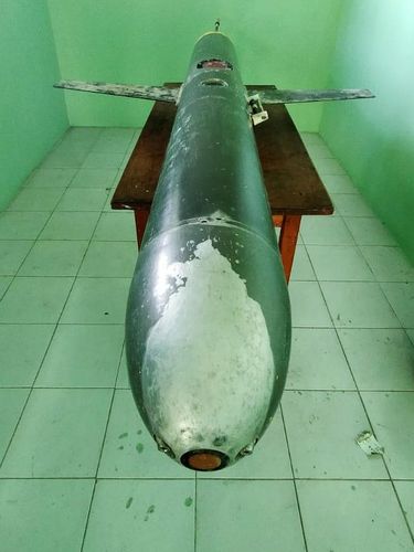 Sebuah benda asing mirip rudal dan terpasang kamera ditemukan oleh seorang nelayan, Saeruddin (60), di laut Kepulauan Selayar, Sulawesi Selatan. Benda itu kini sudah diamankan pihak TNI.