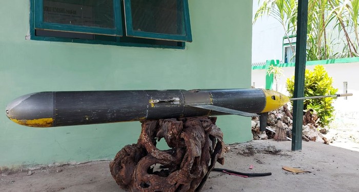 Sebuah benda asing mirip rudal dan terpasang kamera ditemukan oleh seorang nelayan, Saeruddin (60), di laut Kepulauan Selayar, Sulawesi Selatan. Benda itu kini sudah diamankan pihak TNI.