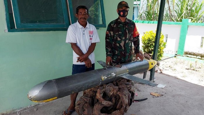 Sebuah benda asing mirip rudal dan terpasang kamera ditemukan oleh seorang nelayan, Saeruddin (60), di laut Kepulauan Selayar, Sulawesi Selatan. Benda itu kini sudah diamankan pihak TNI.
