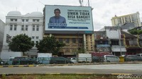 Diketahui iklan-iklan itu mulai tampil di jalan-jalan Jakarta sejak satu bulan lalu.