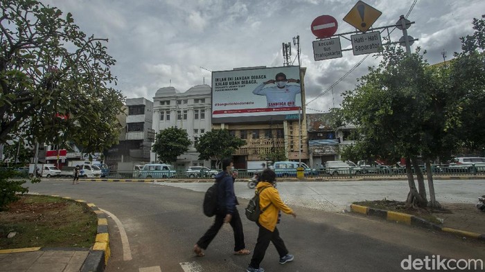 Iklan Menparekraf Sandiaga mejeng di beberapa titik di Jakarta, iklan tersebut mengajak warga untuk membeli produk lokal hingga mentaati protokol kesehatan.
