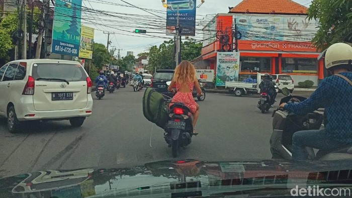 Bule gak gunakan helm saat berkendara