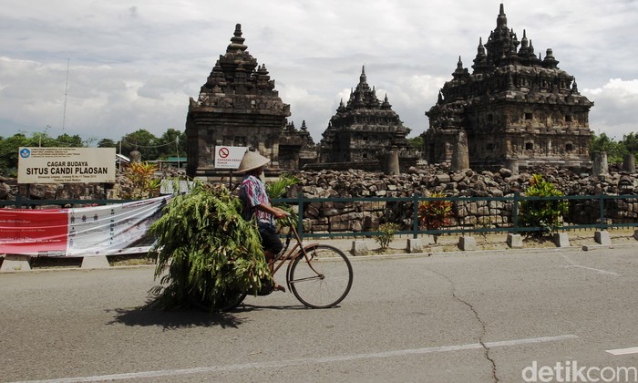 Petugas keamanan menyampaikan informasi penutupan komplek wisata Candi Plaosan kepada pengunjung di depan pintu gerbang Candi Plaosan, Klaten, Jawa Tengah, Selasa (29/12/2020). Penutupan dilakukan setelah ada laporan petugas yang terpapar COVID-19.