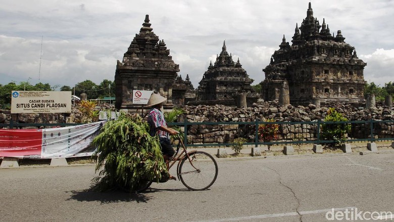 Candi Plaosan Ditutup Sementara Petugas keamanan menyampaikan informasi penutupan komplek wisata Candi Plaosan kepada pengunjung di depan pintu gerbang Candi Plaosan, Klaten, Jawa Tengah, Selasa (29/12/2020). Penutupan dilakukan setelah ada laporan petugas yang terpapar COVID-19.