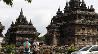 Wisatawan yang terlanjur datang hanya bisa mengabadikan candi dari luar pagar.