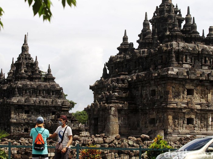 Petugas keamanan menyampaikan informasi penutupan komplek wisata Candi Plaosan kepada pengunjung di depan pintu gerbang Candi Plaosan, Klaten, Jawa Tengah, Selasa (29/12/2020). Penutupan dilakukan setelah ada laporan petugas yang terpapar COVID-19.