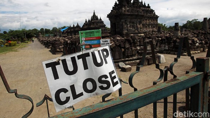 Petugas keamanan menyampaikan informasi penutupan komplek wisata Candi Plaosan kepada pengunjung di depan pintu gerbang Candi Plaosan, Klaten, Jawa Tengah, Selasa (29/12/2020). Penutupan dilakukan setelah ada laporan petugas yang terpapar COVID-19.