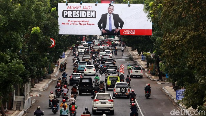 Crazy Rich Tanjung Priok Mimpi Jadi Presiden Mejeng di Bandung Baliho 'Mimpi Jadi Presiden' Ahmad Sahroni pengusaha sukses asal Tanjung Priok, Jakarta menjeng di Kota Bandung, Jawa Barat. Baliho orang yang kerap dikenal sebagai 'Crazy Rich Tanjung Priok' itu terpasang di billboard yang ada di Jalan Jakarta, Kota Bandung.