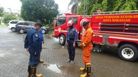 Damkar Makassar yang menerima laporan warga langsung terjun ke lokasi untuk mengevakuasi 17 ekor ular tersebut