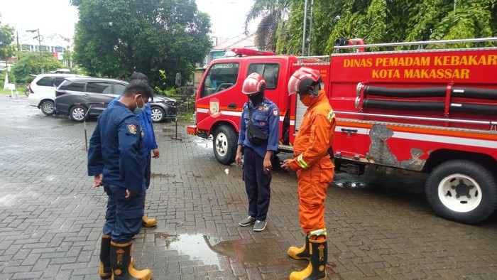 Damkar Makassar amankan 17 ekor ular di rumah warga Damkar Makassar amankan 17 ekor ular di rumah warga