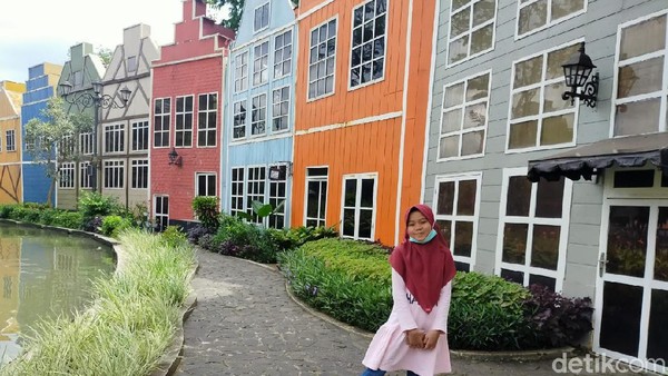 Masuk ke dalam kawasan wisata, traveler akan melihat bangunan warna-warni yang cantik.  (Tasya Khairally/detikcom)