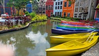 Sensasi naik gondola bak di Venesia juga bisa traveler dapatkan sambil mengelilingi kampung mini Eropa ini. (Tasya Khairally/detikcom)