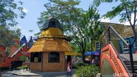 Jalan lebih jauh, wisatawan akan menemui bangunan replika kincir ala Belanda. (Tasya Khairally/detikcom)