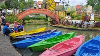 Traveler juga bisa merasakan sensasi naik gondola di Venesia, Italia sambil mengeliingi kampung mini Eropa ini. (Tasya Khairally/detikcom)