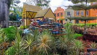De Voyage adalah destinasi wisata yang menawarkan sensasi berlibur ala di Eropa. Lokasinya berada di Jalan Bogor Nirwana Residence, Jalan Indigo Raya RT 05/RW 12, Mulyaharja, Kecamatan Bogor Selatan. (Tasya Khairally/detikcom)
