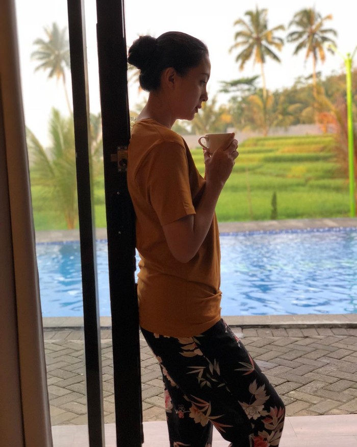 Ngopi Santai Jadi Rahasia Della Puspita Awet Muda dan Cantik