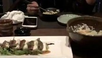 Cantiknya Della saat makan malam mewah dengan pemandangan kota di malam hari. Foto: Instagram @dellapuspita00