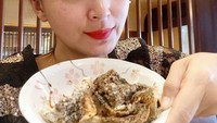 Selain hobi makan sushi, makan kulit ikan salmon yang digoreng juga jadi kesukaannya. Bahkan Della sampai mengabadikan sepiring kulit ikan salmon dengannya. Foto: Instagram @dellapuspita00