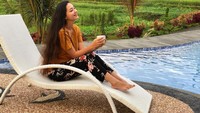  Begini senyuman manis Della saat menikmati secangkir kopi di pagi hari. Ditemani dengan pemandangan sawah dan kolam renang yang asri. Foto: Instagram @dellapuspita00