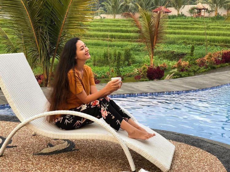 Ngopi Santai Jadi Rahasia Della Puspita Awet Muda dan Cantik