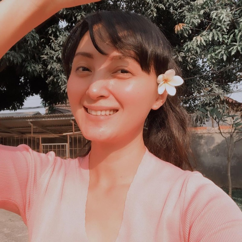 Ngopi Santai Jadi Rahasia Della Puspita Awet Muda dan Cantik