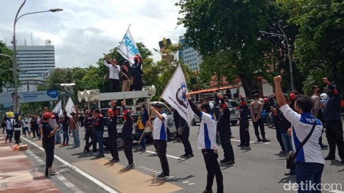 demo tolak omnibus law di grahadi