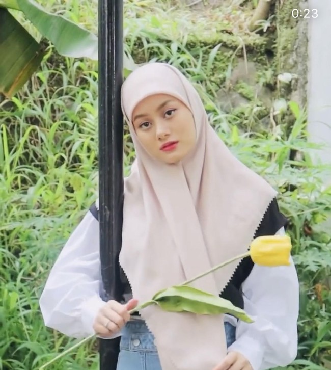 Hijab yang Dinda pilih adalah warna pastel dengan pinggiran lasercut. Untuk menambah kesan jadul, ia pun berpose tanpa ekspresi, seperti gaya andalan wanita di zaman 90an. Hijabnya juga dibiarkan ke depan menutupi bagian dada dan hanya membutuhkan satu jarum pentul. Foto: Instagram @dindahw.