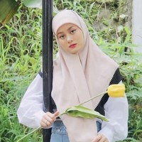 Hijab yang Dinda pilih adalah warna pastel dengan pinggiran lasercut. Untuk menambah kesan jadul, ia pun berpose tanpa ekspresi, seperti gaya andalan wanita di zaman 90an. Hijabnya juga dibiarkan ke depan menutupi bagian dada dan hanya membutuhkan satu jarum pentul. Foto: Instagram @dindahw.