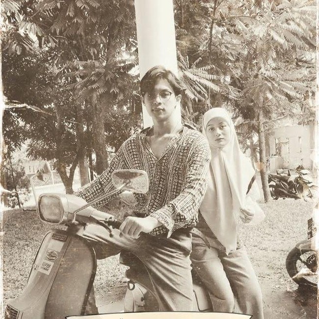 Di TikTok, tangangan foto jadul ala 90an sedang hits dengan backsound lagu yang berjudul Indahnya Dirimu. Tak mau kalah, wanita yang bernama lengkap Nyimas Khodijah Nasthiti Adinda ini membuat video tantangan foto jadul, bersama suaminya Rey Aditya Mbayang. Foto: instagram @dindahw.