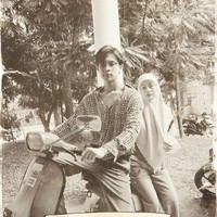 Di TikTok, tangangan foto jadul ala 90an sedang hits dengan backsound lagu yang berjudul Indahnya Dirimu. Tak mau kalah, wanita yang bernama lengkap Nyimas Khodijah Nasthiti Adinda ini membuat video tantangan foto jadul, bersama suaminya Rey Aditya Mbayang. Foto: instagram @dindahw.