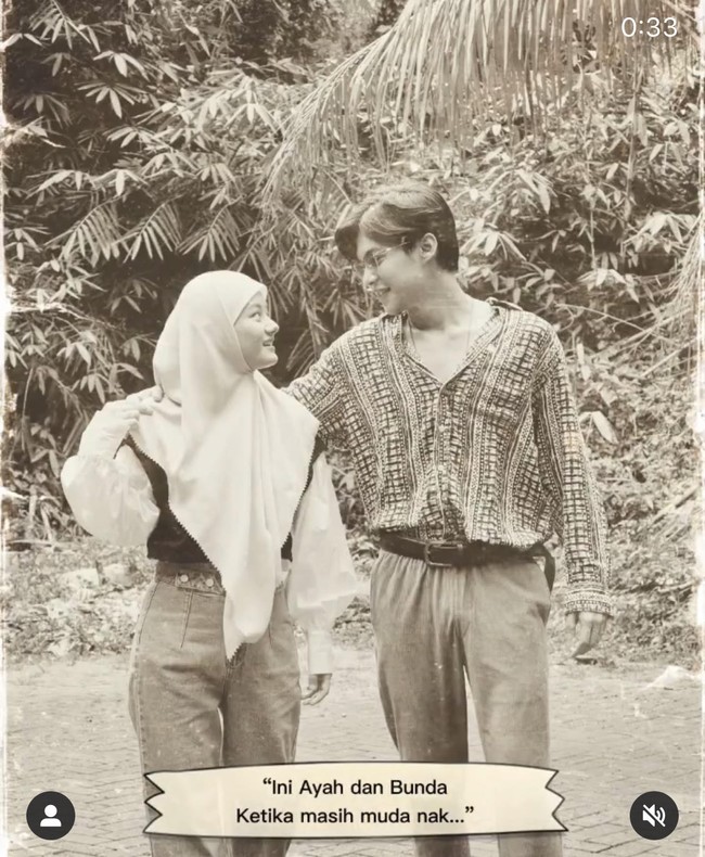 Dinda Hauw yang sedang hamil muda itu mengabadikan momen foto jadul ala 90-an itu di akun Instagramnya @dindahw. “Ini Ayah dan Bunda waktu masih muda nak... “ 🤪 tulis @dindahw seolah berbicara dengan anak dalam kandungannya. Foto: instagram @dindahw.