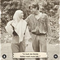 Dinda Hauw yang sedang hamil muda itu mengabadikan momen foto jadul ala 90-an itu di akun Instagramnya @dindahw. “Ini Ayah dan Bunda waktu masih muda nak... “ 🤪 tulis @dindahw seolah berbicara dengan anak dalam kandungannya. Foto: instagram @dindahw.