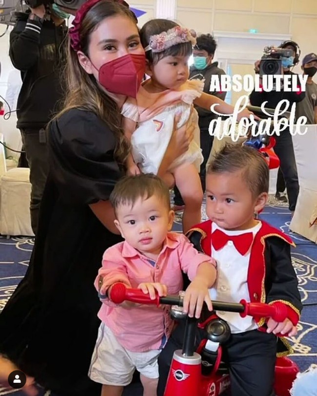 Adik Raffi Ahmad, Syahnaz juga membawa anak kembarnya ke pesta ulang tahun Kiano. Syahnaz yang memakai dress hitam, melengkapi penampilannya dengan masker dan headband berwarna senada. Foto: Instagram