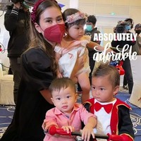 Adik Raffi Ahmad, Syahnaz juga membawa anak kembarnya ke pesta ulang tahun Kiano. Syahnaz yang memakai dress hitam, melengkapi penampilannya dengan masker dan headband berwarna senada. Foto: Instagram