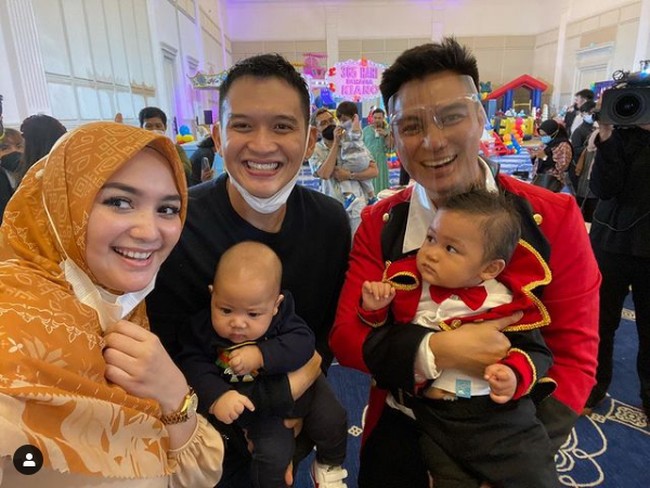 Pasangan Citra Kirana dan Rezky Adhitya membawa anak mereka yang lahir Agustus 2020, Keene atharrazka adhitya, ke pesta ulang tahun anak Baim Wong, Kiano. Foto: Instagram