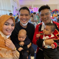 Pasangan Citra Kirana dan Rezky Adhitya membawa anak mereka yang lahir Agustus 2020, Keene atharrazka adhitya, ke pesta ulang tahun anak Baim Wong, Kiano. Foto: Instagram