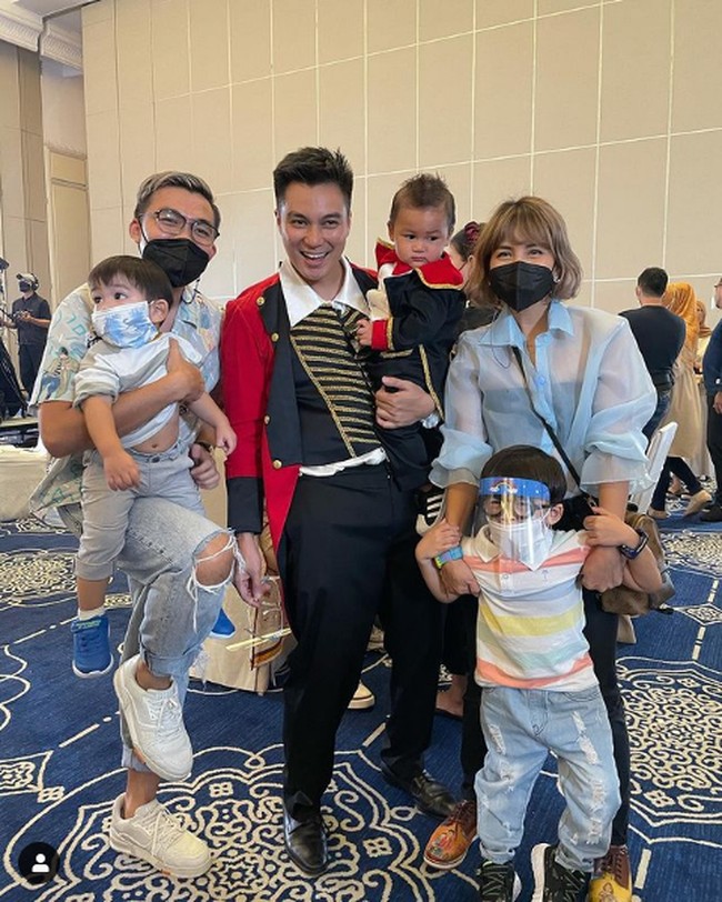 Artis Tya Ariestya kompak mengenakan busana bernuansa biru bersama suaminya saat hadir di pesta ulang tahun anak Baim Wong. Melalui keterangan foto di Instagram, Tya mengungkapkan bagaimana ketatnya protokol kesehatan di pesta tersebut. insyaallah ini kita berani dtg krn protokol nya bener2 ketat bgt, dtg di swab antigen, pulang di swab pcr juga dan undangannya walau tempatnya di ballroom Gede bgt bener2 terbatas undangannya, tulisnya. Foto: Instagram