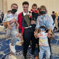 Artis Tya Ariestya kompak mengenakan busana bernuansa biru bersama suaminya saat hadir di pesta ulang tahun anak Baim Wong. Melalui keterangan foto di Instagram, Tya mengungkapkan bagaimana ketatnya protokol kesehatan di pesta tersebut. insyaallah ini kita berani dtg krn protokol nya bener2 ketat bgt, dtg di swab antigen, pulang di swab pcr juga dan undangannya walau tempatnya di ballroom Gede bgt bener2 terbatas undangannya, tulisnya. Foto: Instagram