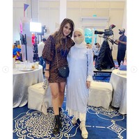 Luna Maya berpose bersama Chacha Frederica di pesta ulang tahun Kiano. Luna yang hadir dengan busana motif macan sempat diledek Baim Wong. Kata Baim gaya busana Luna itu sesuai dengan nama lengkap anaknya Kiano Tiger Wong. Sedangkan Chacha Frederica tampil dengan dress biru putih. Foto: Instagram