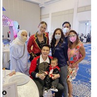 Wulan Guritno tampil casual dengan kemeja dan celana jeans saat hadir di ulang tahun Kiano yang digelar di sebuah ballroom hotel tersebut. Wulan pun berpose bersama Baim Wong dan Paula Verhoeven yang bergaya dengan busana bertema sirkus. Foto: Instagram