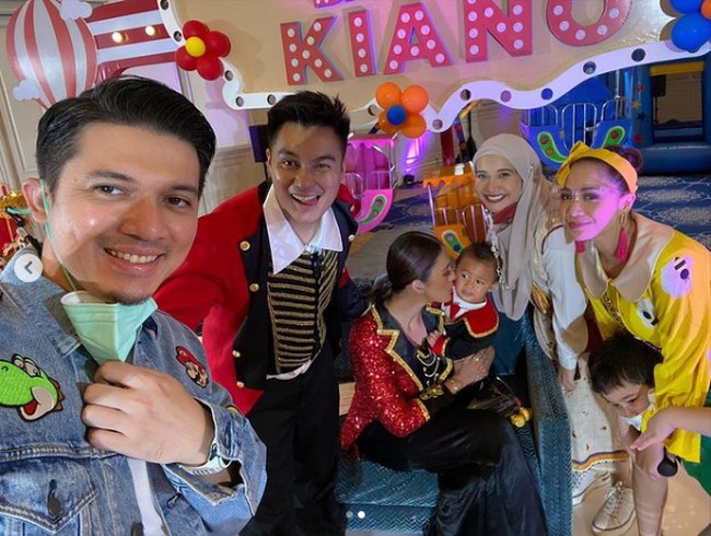 Pasangan yang tengah menantikan anak pertama mereka, Zaskia Sungkar dan Irwansyah tak ketinggalan ikut datang ke pesta ulang tahun pertama Kiano. Zaskia yang sedang hamil tampak memakai outer dari brand lokal Sejauh Mata Memandang. Foto: Instagram