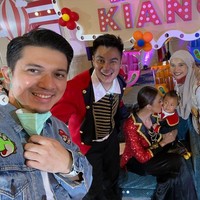 Pasangan yang tengah menantikan anak pertama mereka, Zaskia Sungkar dan Irwansyah tak ketinggalan ikut datang ke pesta ulang tahun pertama Kiano. Zaskia yang sedang hamil tampak memakai outer dari brand lokal Sejauh Mata Memandang. Foto: Instagram