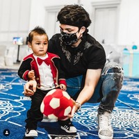 Atta Halilintar bergaya dengan kaus hitam dan celana denim sobek saat hadir di ulang tahun anak Baim Wong yang disiarkan live di YouTube tersebut. udah cocok jadi PAPA Belum? begitu Atta menulis di keterangan fotonya bersama Kiano yang berulang tahun ke-1. Foto: Instagram