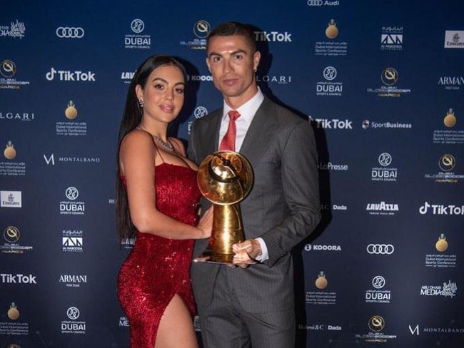 Georgina Rodriguez bisa dibilang sebagai WAGs paling cantik dan seksi di dunia. Pasangan Cristiano Ronaldo itu selalu setia mendukung kekasihnya, terlebih dalam kejuaraan besar seperti Euro 2020 saat ini. Wanita 27 tahun itu kini aktif sebagai influencer yang mengabadikan foto-foto seksi di Instagramnya. Foto: Instagram/@georginagio