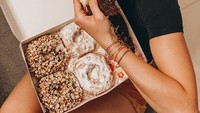 Yummy! Ibunda dari Gempi ini hobi banget ngemil manis. Sekotak donat sedang asyik dilahapnya. Foto: instagram @gisel_la