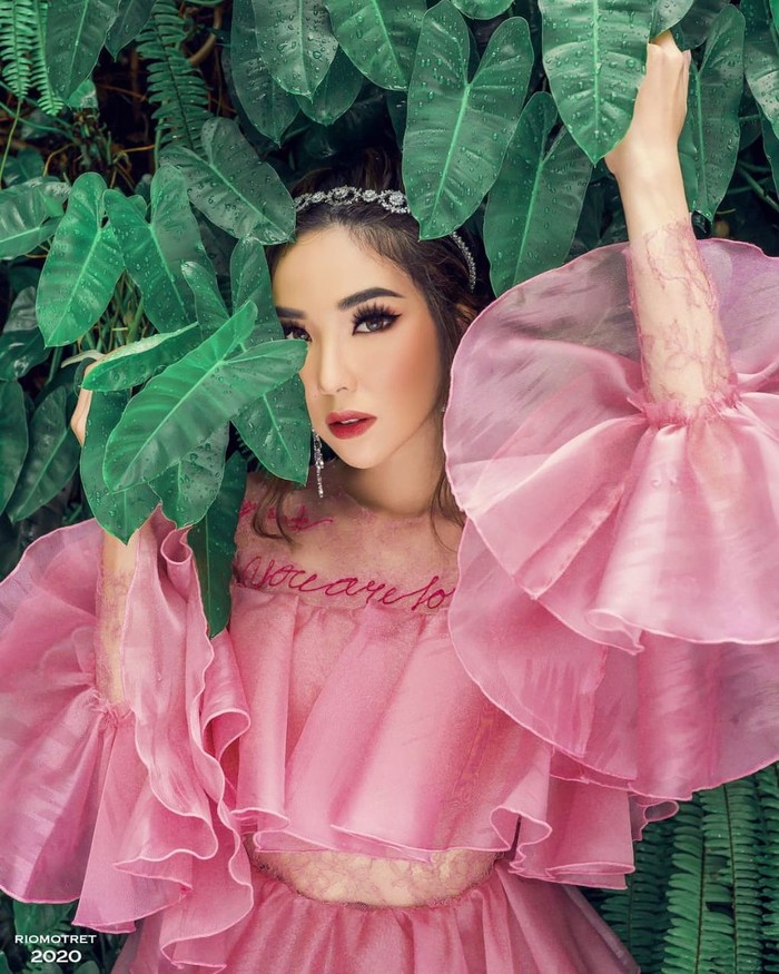 Gisel yang Selalu Tampil Ceria Saat Makan Donat dan Jajan Minuman Hits
